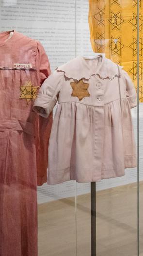 kleding met een 'jodenster' erop in het Nationaal Holocaust Museum