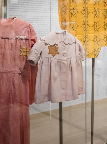 kleding met een 'jodenster' erop in het Nationaal Holocaust Museum