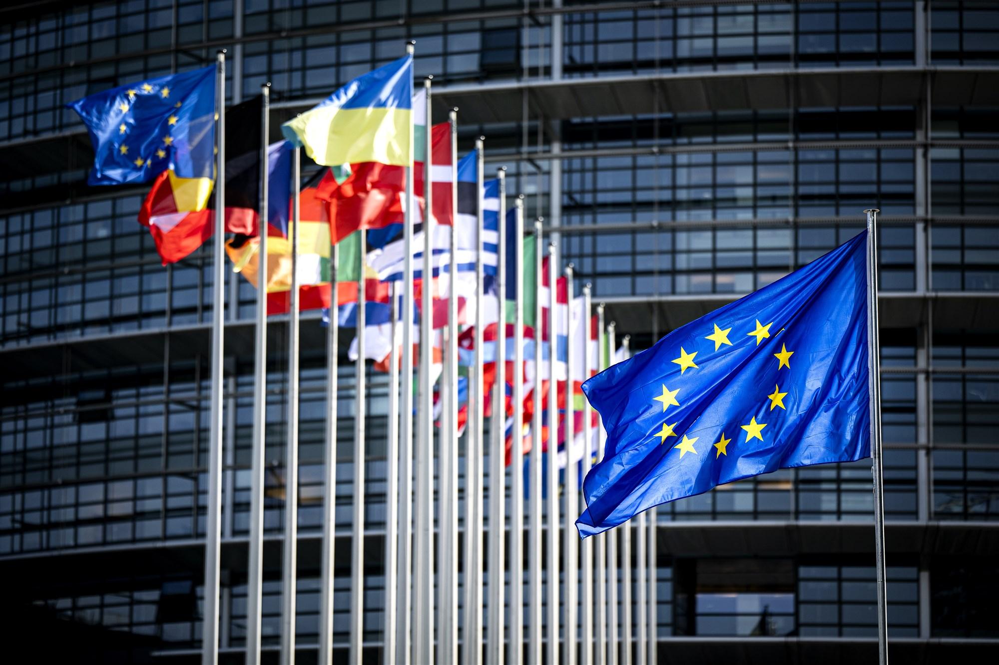 vlaggen van verschillende EU-landen en de EU