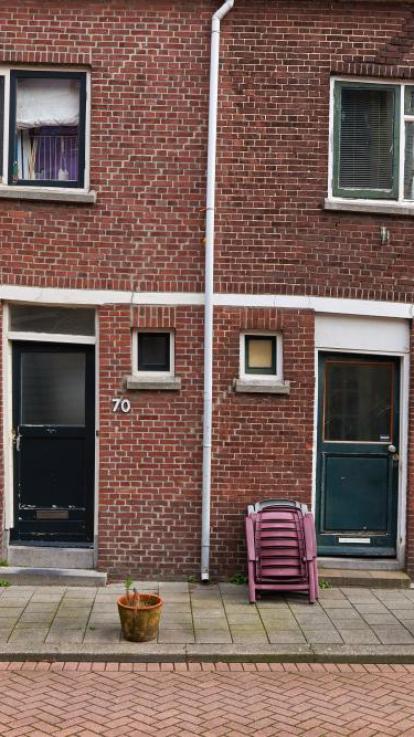 Twee huizen waarbij de verzakkingen te zien zijn en daarnaast is de bodem gedaald t.o.v. de ingang.