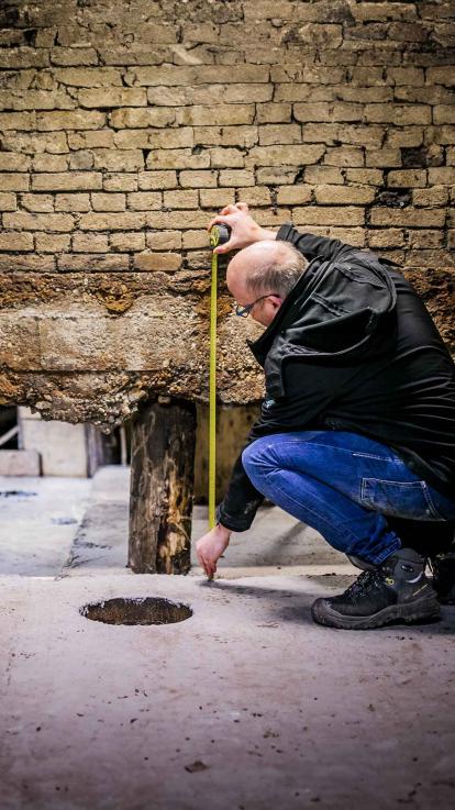 Man meet funderingspaal op.