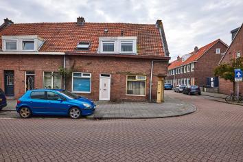 Hoekwoning waarbij de rechterzijde naar beneden is gezakt. De dakgoot is scheef.