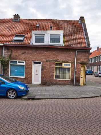 Hoekwoning waarbij de rechterzijde naar beneden is gezakt. De dakgoot is scheef.