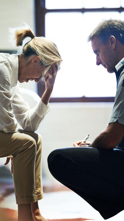 Huilende vrouw praat met politie agent 