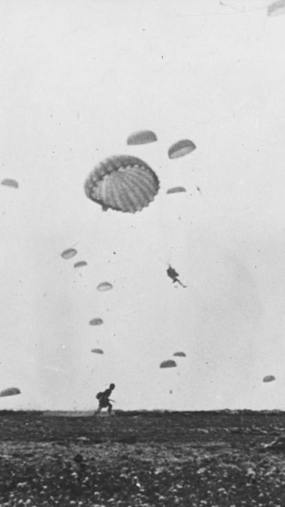 parachutisten landen tijdens operatie Market Garden