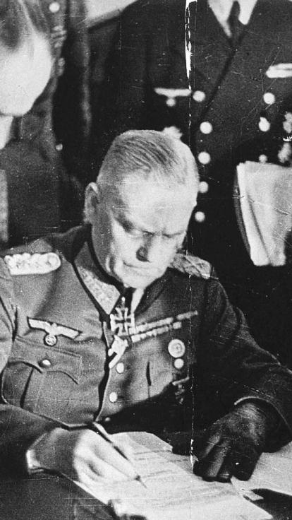 ondertekening van de Duitse capitulatie door Maarschalk Keitel.