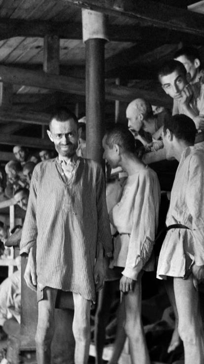 gevangenen in concentratiekamp Buchenwald bij de bevrijding