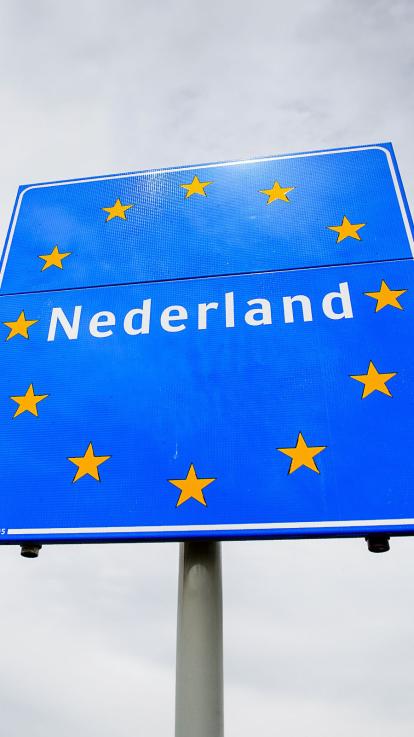 Blauw grensbord van Nederland met EU sterren