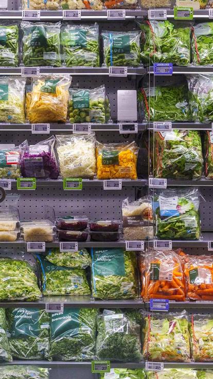 Versschap in de supermarkt met diverse soorten sla en groenten