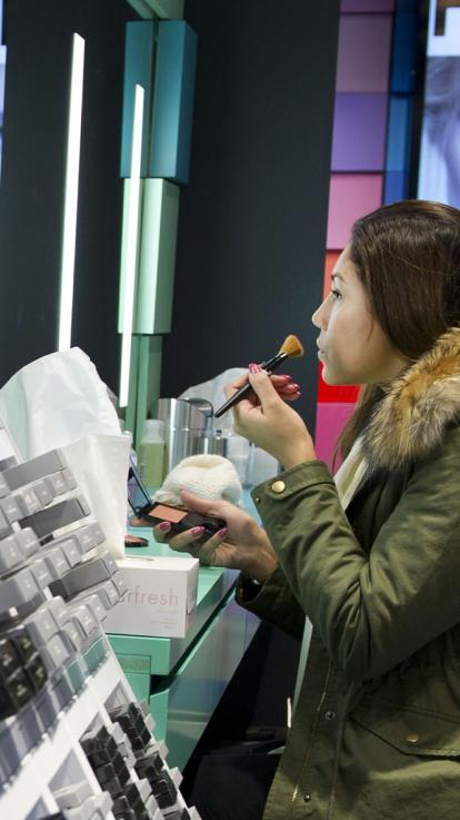 Vrouw test make-up in winkel