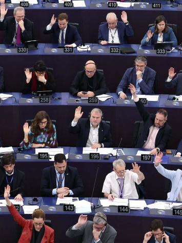 Europarlementariërs stemmen in de zaal van het Parlement