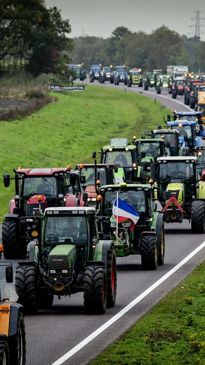 Rij trackers van protesterende boeren op de autoweg