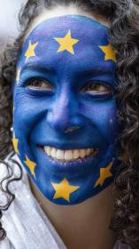 Vrouw met de EU-vlag op haar gezicht geschminkt 