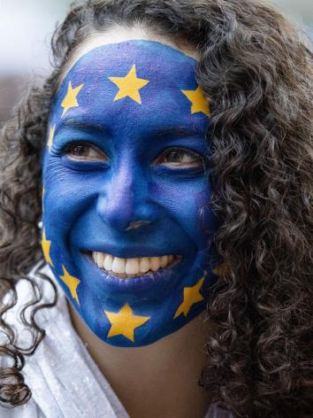 Vrouw met de EU-vlag op haar gezicht geschminkt 
