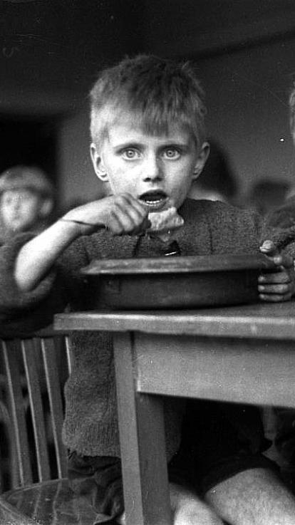 een kind krijgt te eten tijdens de Hongerwinter van 1944/45