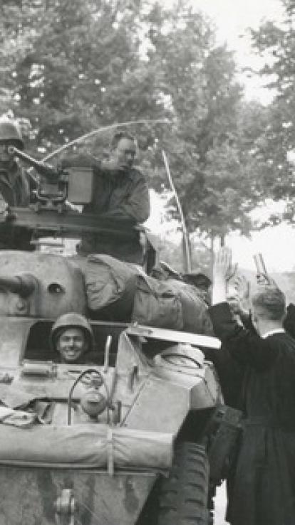 Amerikaanse soldaten worden enthousiast ontvangen door paters