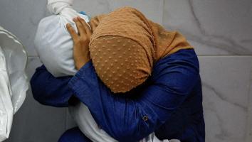 Een Palestijnse vrouw in Gaza die haar overleden nichtje Saly van 5 jaar oud in haar armen houdt.