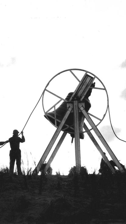 het luiden van de klok op de Waalsdorpervlakte 