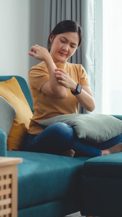 iemand krabt haar arm