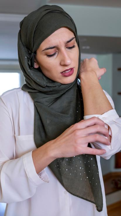 iemand krabt haar arm