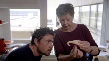 Ellen Laan laat een 3D-model zien van de clitoris