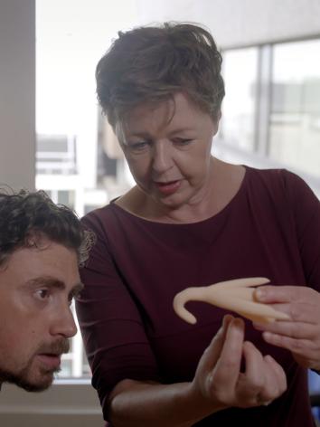 Ellen Laan laat een 3D-model zien van de clitoris