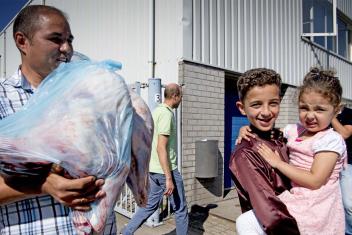 Tijdens het Offerfeest houdt een man een zak met vlees vast