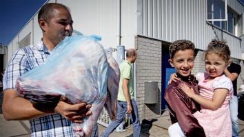 Tijdens het Offerfeest houdt een man een zak met vlees vast