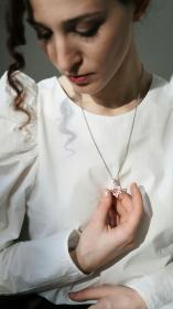 een vrouw houdt haar ketting met davidster vast