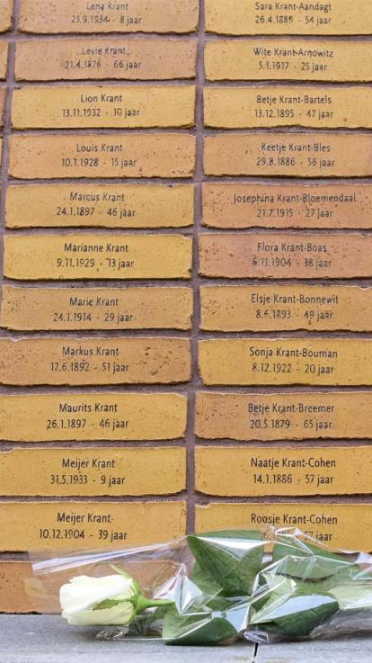 een witte roos voor het Holocaust Namenmonument