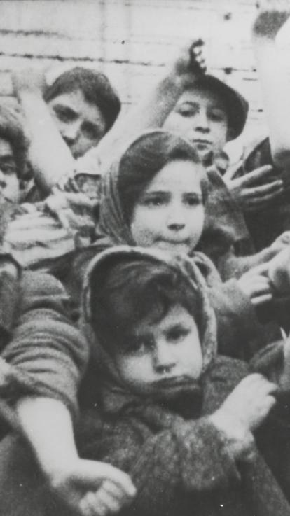 kinderen uit concentratiekampen laten hun tatoeages zien