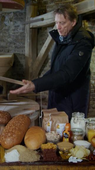 voedingswetenschapper Fred Brouns wijst op de tafel voor hem naar producten