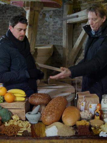 voedingswetenschapper Fred Brouns wijst op de tafel voor hem naar producten