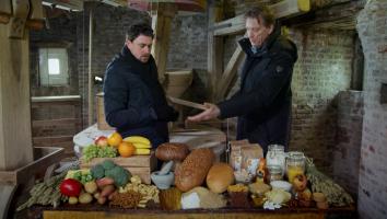 voedingswetenschapper Fred Brouns wijst op de tafel voor hem naar producten