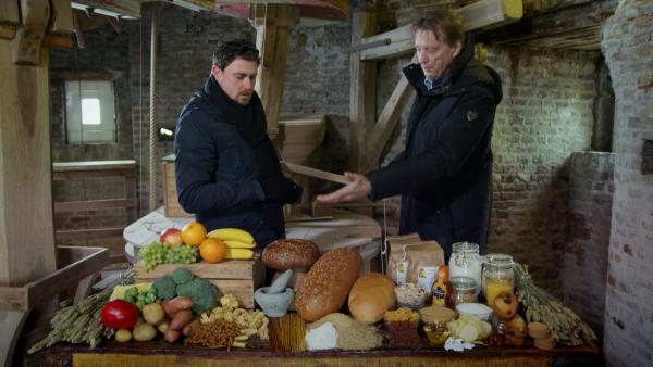 voedingswetenschapper Fred Brouns wijst op de tafel voor hem naar producten