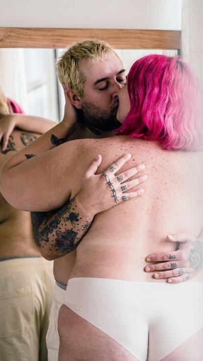 een zoenend stelletje met alleen ondergoed aan