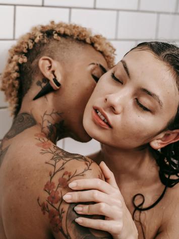 twee vrouwen vrijen in de douche
