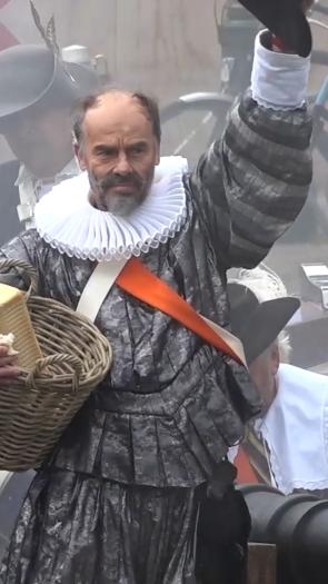 Mannen in klederdracht op boot tijdens optocht Leids ontzet