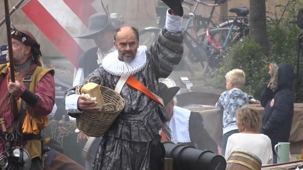 Mannen in klederdracht op boot tijdens optocht Leids ontzet