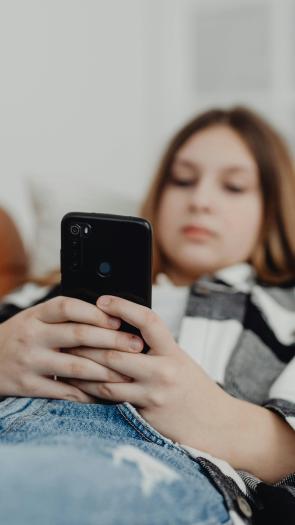 een meisje op haar telefoon