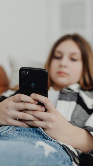 een meisje op haar telefoon