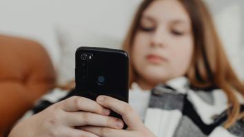 een meisje op haar telefoon