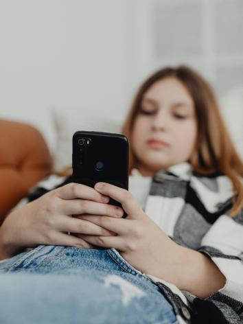 een meisje op haar telefoon