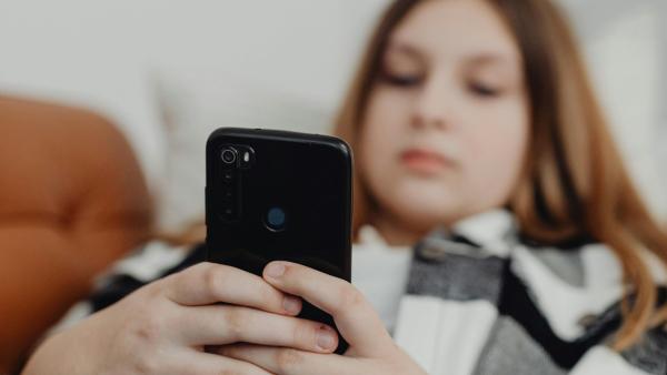 een meisje op haar telefoon