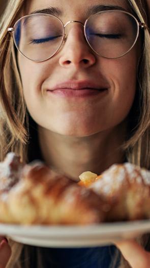 Iemand ruikt aan croissantjes