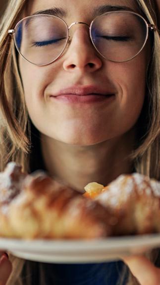 Iemand ruikt aan croissantjes