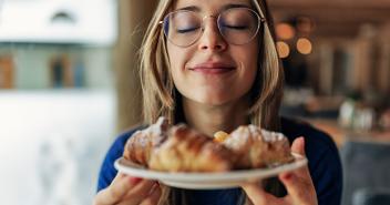 Iemand ruikt aan croissantjes