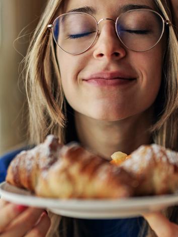 Iemand ruikt aan croissantjes