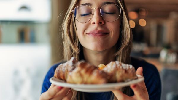 Iemand ruikt aan croissantjes