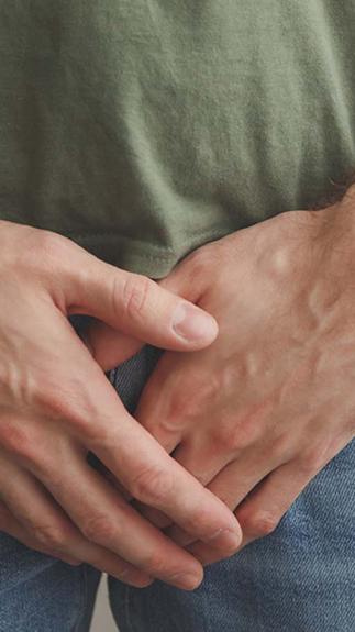 man houdt handen voor kruis